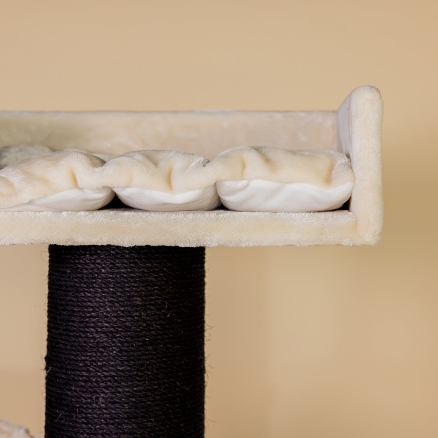 Cat Scratcher Royalty Retreat Blackline (Beige)
